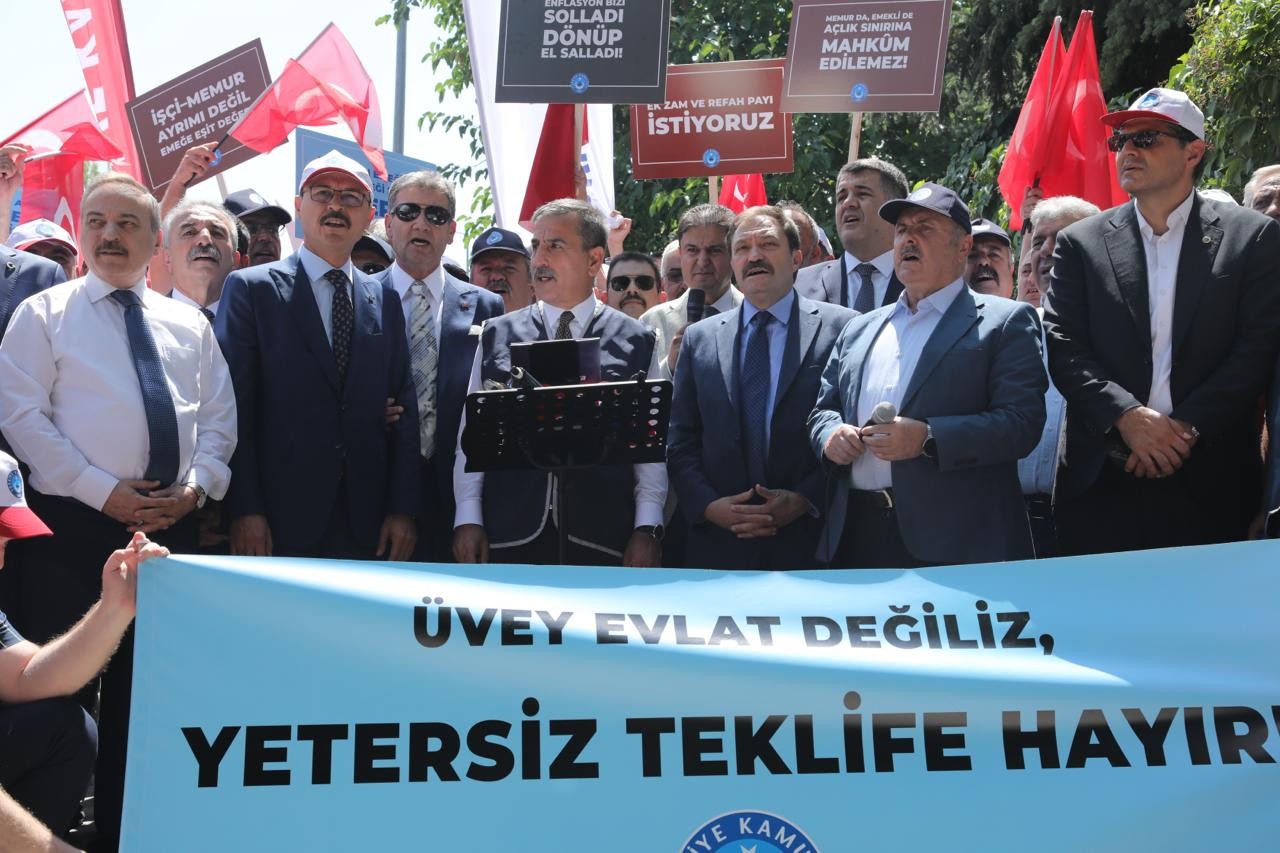 YETERSİZ TEKLİFİ KABUL ETMİYORUZ DİYEREK TÜM TÜRKİYE’DE ALANLARI DOLDURDUK